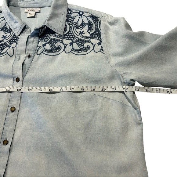 A very pretty Ariat shirt with intricate open stitch work on the front. - Picture 9 of 11